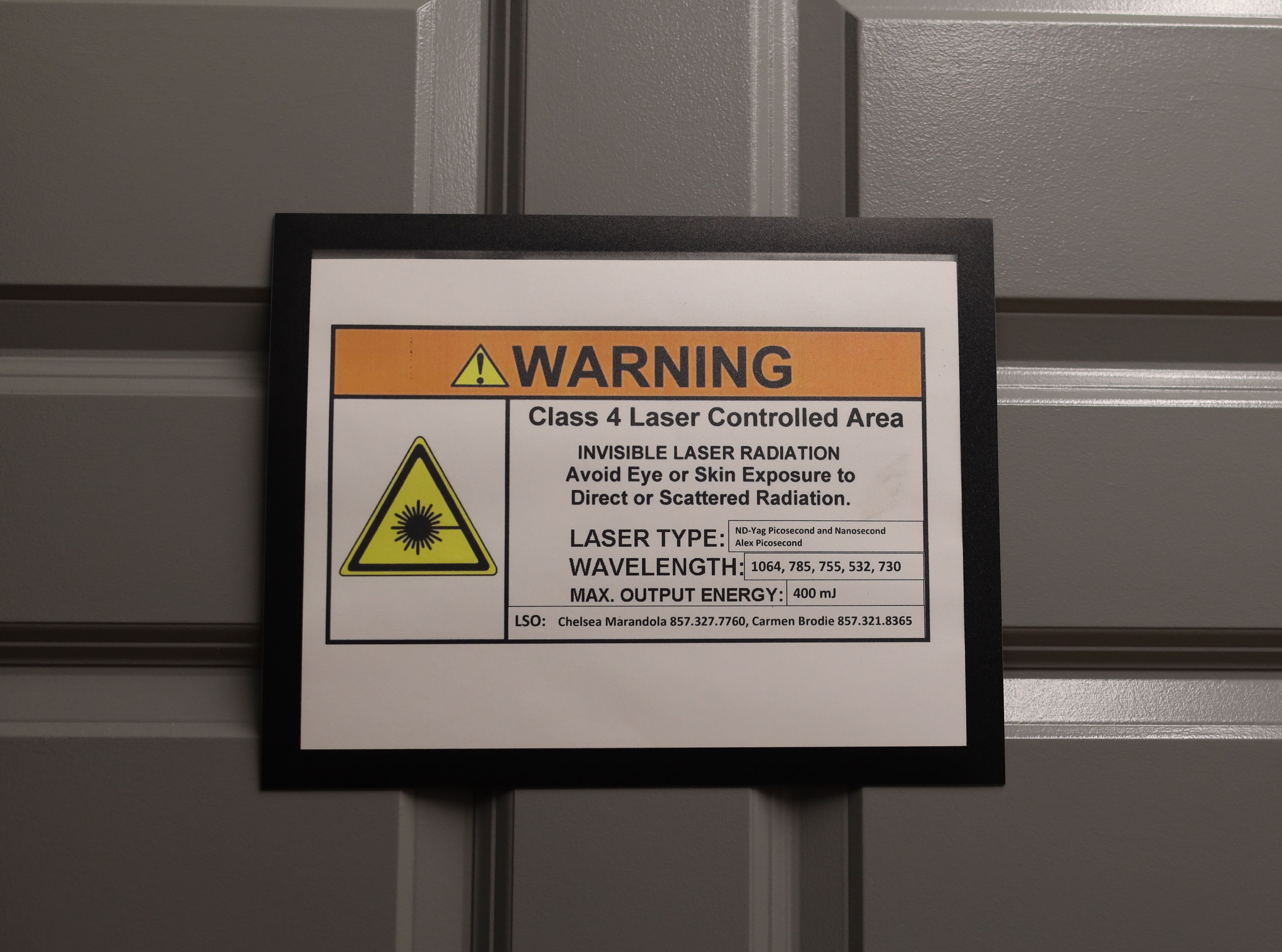 The warning sign posted outside of the procedure room at Removery. Photo by Billie Rollason.